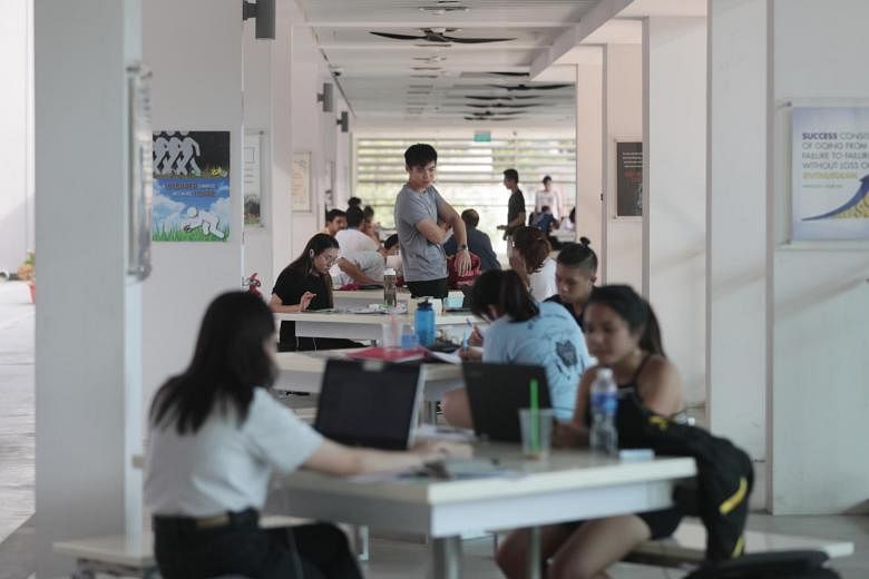 Universitas paruh waktu, mahasiswa politeknik dengan beasiswa untuk membayar biaya kuliah yang lebih rendah mulai tahun depan