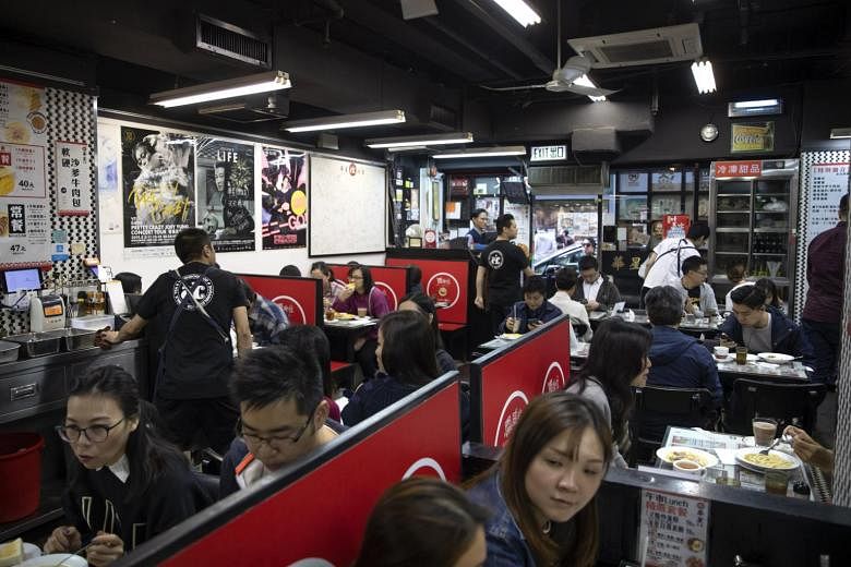 Para pengunjuk rasa Hong Kong mempersenjatai daya beli saat mereka menggali untuk pertarungan panjang